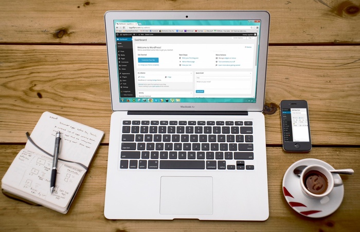 macbook air、棕色、木制、桌子、笔记本电脑、wordpress、wordpress design、智能手机