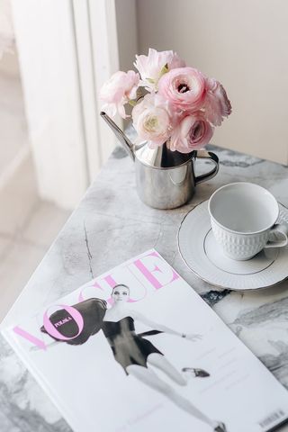 2018年《Vogue波兰2》与可爱的毛茛花