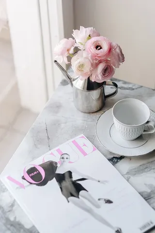 2018年《Vogue波兰2》与可爱的毛茛花