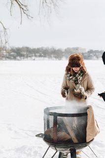 站在烟雾格栅旁边的人