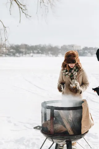 站在烟雾格栅旁边的人