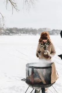 站在烟雾格栅旁边的人 站在烟雾格栅旁边的人