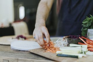 拿着胡萝卜片的人