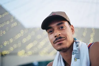 男人用毛巾在他的颈背上自拍