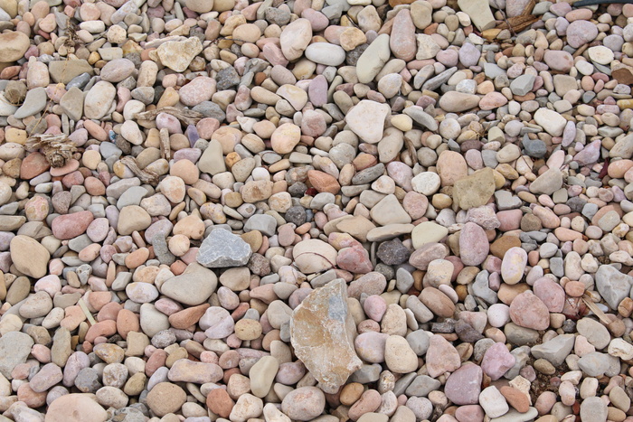 填充棕色和灰色卵石的照片