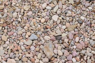 填充棕色和灰色卵石的照片