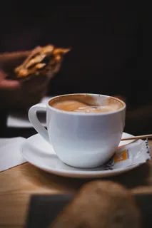 碟子上的白色陶瓷杯 碟子上的白色陶瓷杯