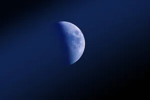 低角度摄影，半月，月亮，变焦，部分多云，夜空，天空