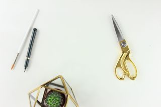 剪刀靠近笔，金色，静物，没有人，室内，工作室拍摄，金属，桌子