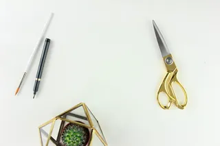 剪刀靠近笔，金色，静物，没有人，室内，工作室拍摄，金属，桌子