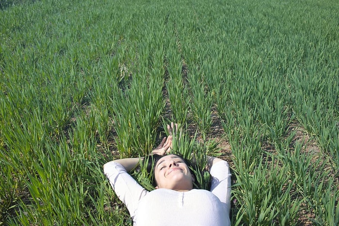 躺在绿草地上的女人