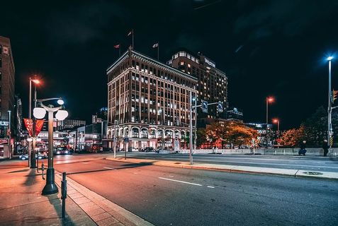 平静的城市街道在夜间拍摄 平静的城市街道在夜间拍摄