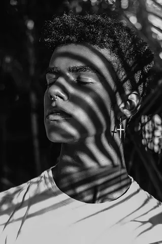 男子戴鼻环单色照片