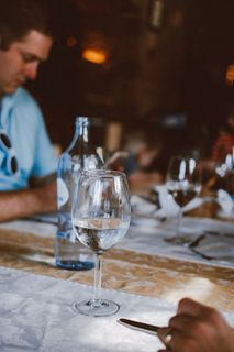 桌面上的透明短柄玻璃