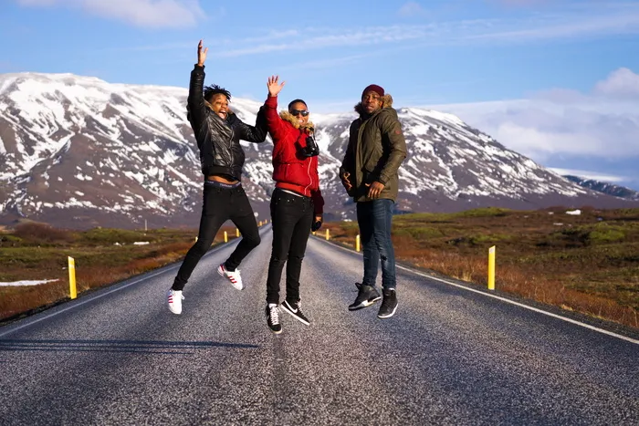 三名男子白天在公路上跳跃