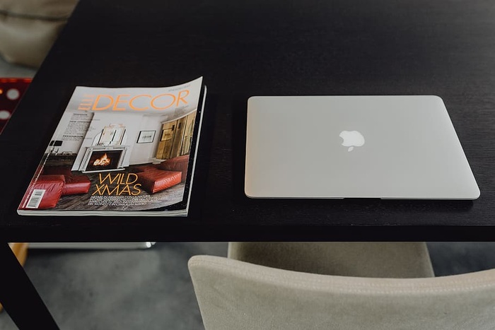 在家中或工作室安装MacBook电脑的时尚工作区