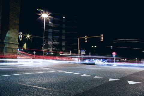 道路上汽车的长曝光照片