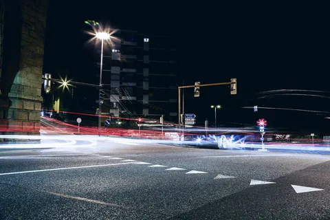 道路上汽车的长曝光照片 道路上汽车的长曝光照片
