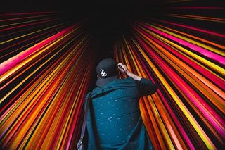 粉色艺术照中的摄影师