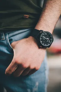 浅照片中的圆形黑色计时表