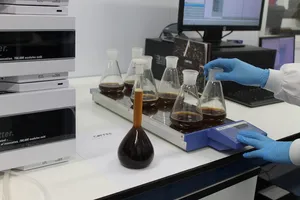 erlenmeyer烧瓶、桌子、监视器、实验室、咖啡、咖啡因、分析、质量