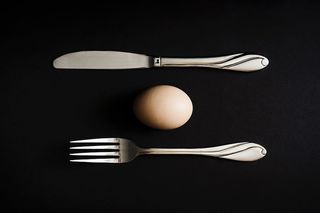 鸡蛋和刀叉的头顶镜头