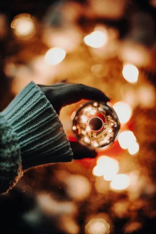 拿着灰色摆设的人