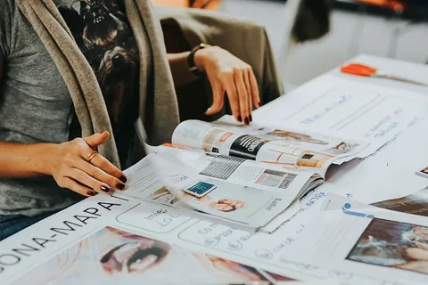 与创意设计师进行头脑风暴会议