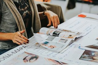 与创意设计师进行头脑风暴会议