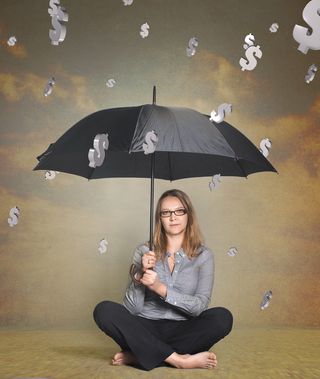 女士，穿着，灰色，长袖，衬衫，黑色，裤子，使用