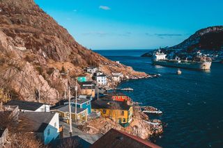 白天水体附近房屋的航空摄影