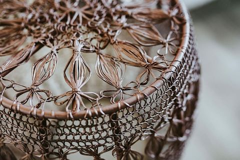 微型棕色桌子上的黑色智能手机