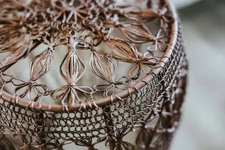 微型棕色桌子上的黑色智能手机