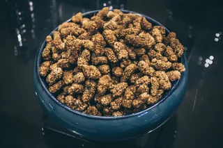 黑色表面的蓝色陶瓷碗