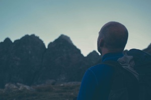 男人面对山，男人，站着，面对山，男人，思考，看