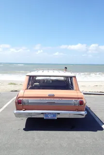 红色和灰色雪佛兰轿车