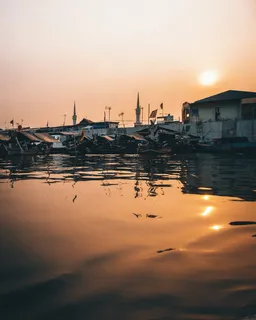 停泊在水体上的船只 停泊在水体上的船只