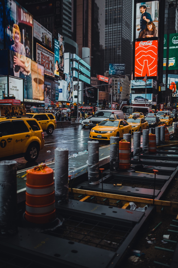 沥青路面上的黄色汽车