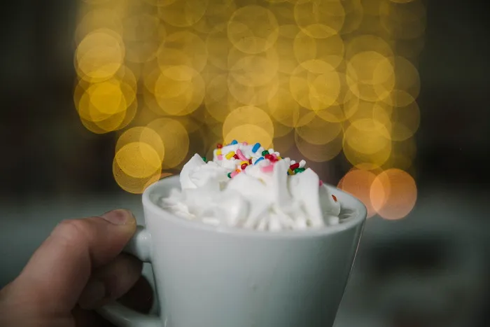 杯子上冰淇淋的特写照片