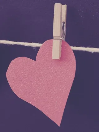 剪下心形红纸的照片