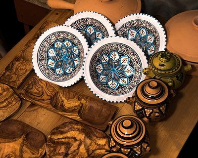 带盖装饰板和花盆的艺术摄影