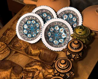 带盖装饰板和花盆的艺术摄影