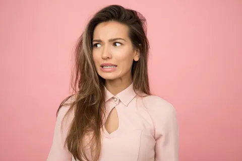 穿着粉红色上衣的女人 穿着粉红色上衣的女人