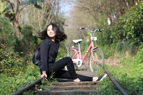 角色、摄影、女孩、自行车、铁路、铁路、年轻人、微笑 角色、摄影、女孩、自行车、铁路、铁路、年轻人、微笑
