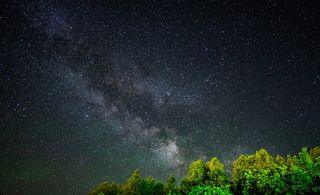 透过树叶可以看到银河系