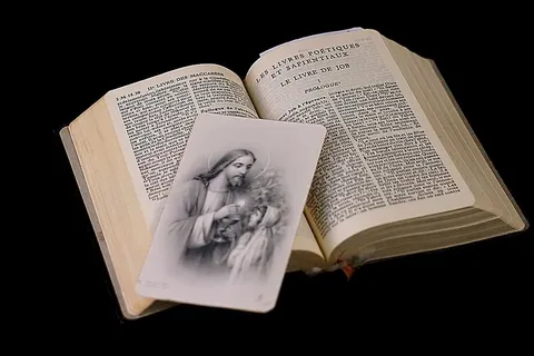 圣经，书，宗教，宗教，信仰，旧文件，祈祷，这本书是一个参考