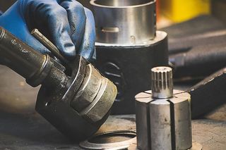 机器，工人，油脂，金属，聚焦前景，一人，特写，真人