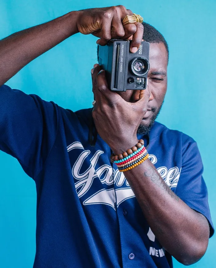 手持黑色摄像机的男子