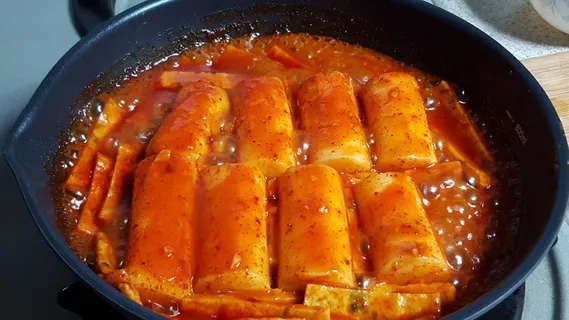 炖蟹肉、toppokki、辛辣、食物、食物和饮料、新鲜度、厨房用具、特写 炖蟹肉、toppokki、辛辣、食物、食物和饮料、新鲜度、厨房用具、特写