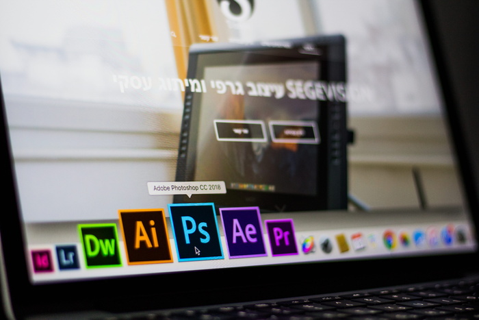 使用悬停的Adobe Photoshop Cc应用程序打开台式机上的笔记本电脑